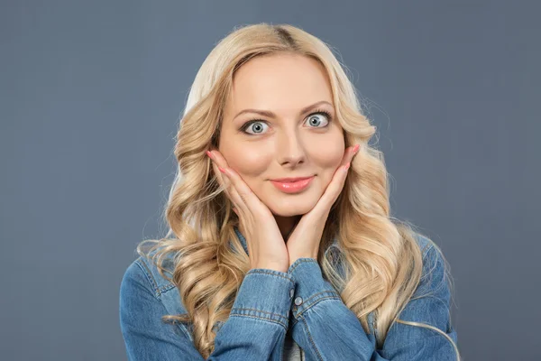 Ragazza allegra che esprime positività — Foto Stock