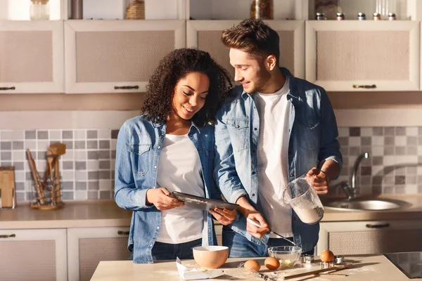 Casal positivo cozinhar juntos — Fotografia de Stock