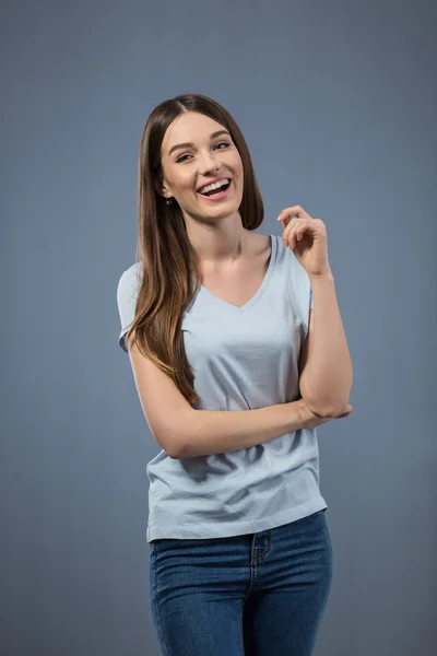 Fröhliches Mädchen, das Positives ausdrückt — Stockfoto