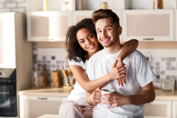 Pareja positiva descansando en la cocina —  Fotos de Stock