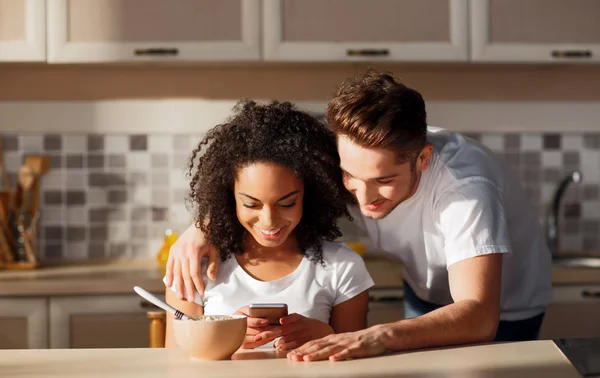 Angenehmes Mädchen und ihr Freund ruhen in der Küche — Stockfoto