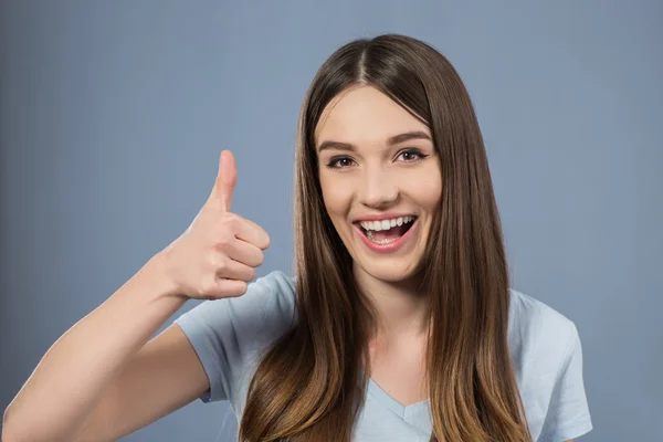 Allegro affascinante ragazza pollice in su — Foto Stock