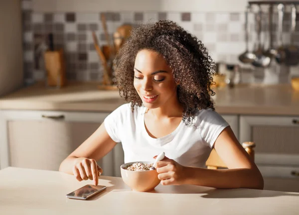 Buena chica sentada en la cocina — Foto de Stock