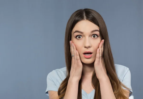 Angenehmes Mädchen drückt Überraschung aus — Stockfoto