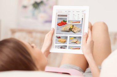 Güzel kız tablet kullanma