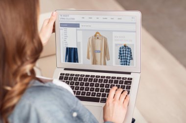 Dizüstü bilgisayar kullanan hoş kız