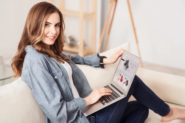 Chica encantadora trabajando en el portátil — Foto de Stock