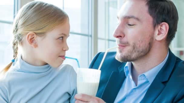 Padre positivo y su hijita sentados en el café — Vídeos de Stock