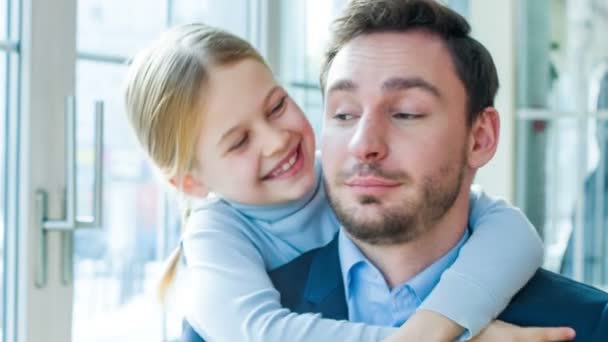 Padrecito e hija abrazando — Vídeos de Stock