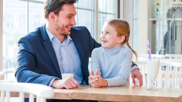 Père aimant et sa fille assis dans le café — Video