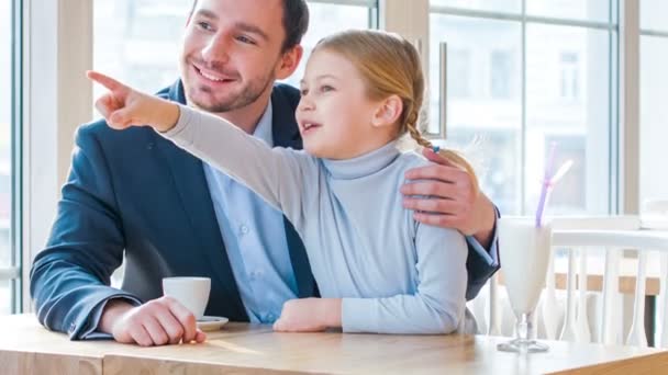 Pozitivní otec a jeho dcera sedí v kavárně — Stock video