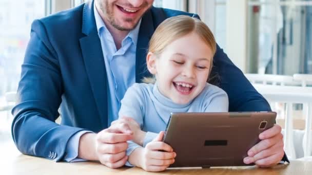 Cheerful father and his daughter sitting in the cafe — Stock Video