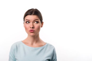 Hoş kız izole üzerinde beyaz arka plan ayakta