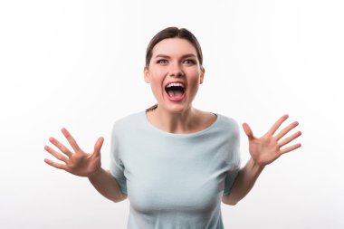 Skordan kız ayakta beyaz arka plan üzerinde izole