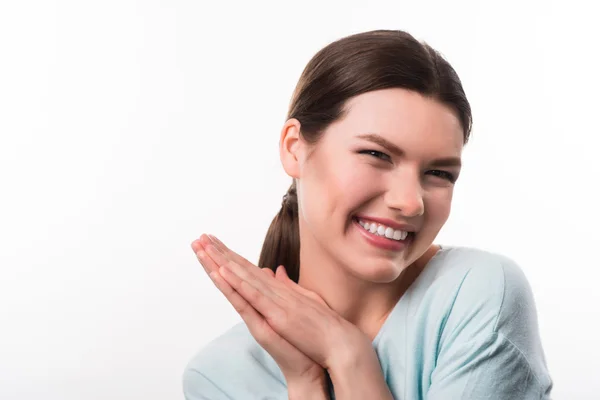 Fröhliches Mädchen lächelt auf weißem Hintergrund — Stockfoto