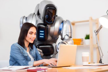 Dizüstü bilgisayarda çalışma güzel kız