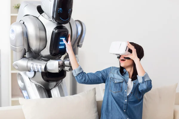 Agradable chica usando dispositivo de realidad virtual — Foto de Stock