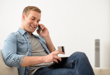 Neşeli adam cep telefonu üzerinde konuşurken