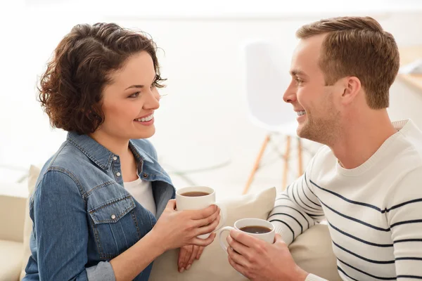 Casal agradável beber café — Fotografia de Stock