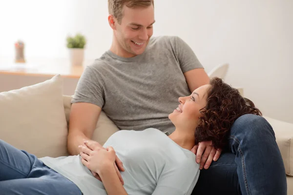 Pareja asant descansando juntos —  Fotos de Stock