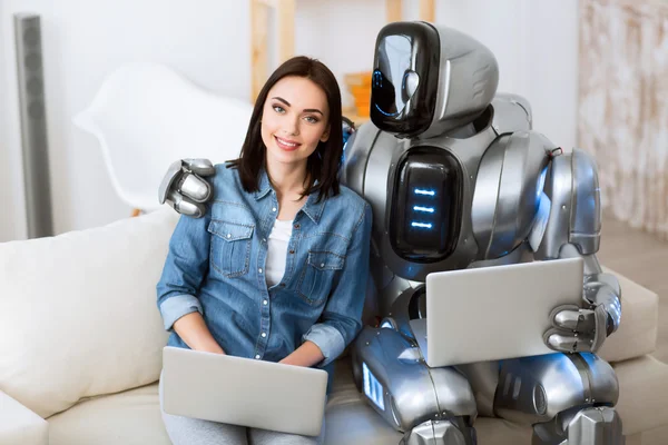 Jente og robot bindes sammen – stockfoto