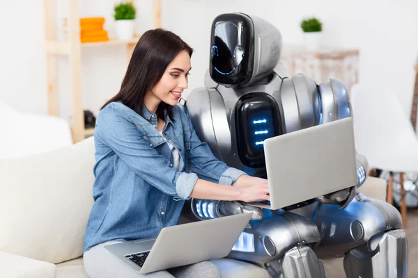 Pozytywna dziewczyna i robot siedzi na kanapie — Zdjęcie stockowe