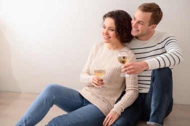 Sevgi dolu çift yerde dinleniyor 