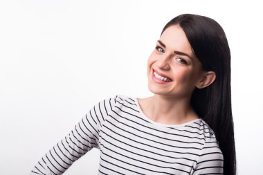 neşeli kız beyaz arka plan üzerinde ayakta