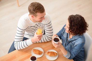 Olumlu çift bir yemek olan