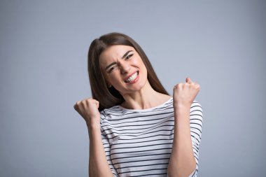 Güzel kız overjoyed duygu