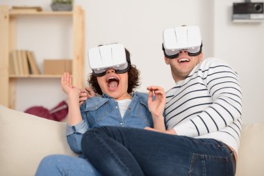 Sanal gerçeklik cihazlarını kullanan çift