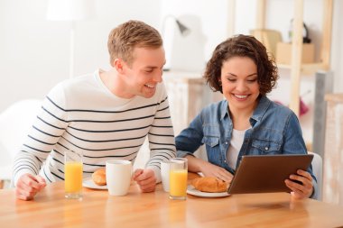 Tabletle masada oturan çift