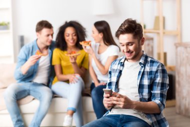 Akıllı telefon kullanarak güzel adam