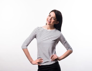 Beyaz arka planda duran mutlu kız