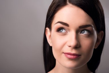 kızı yukarıya bakıyor ve düşünme