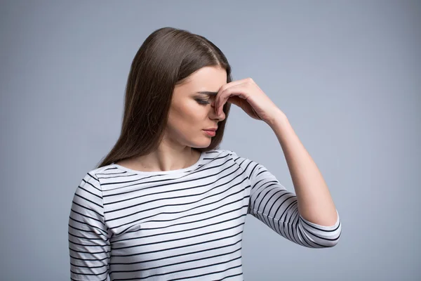 Agradable chica alegre sintiendo dolor — Foto de Stock