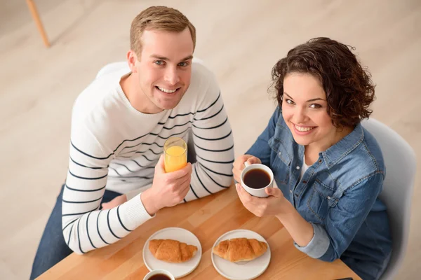 Casal positivo tendo uma refeição — Fotografia de Stock