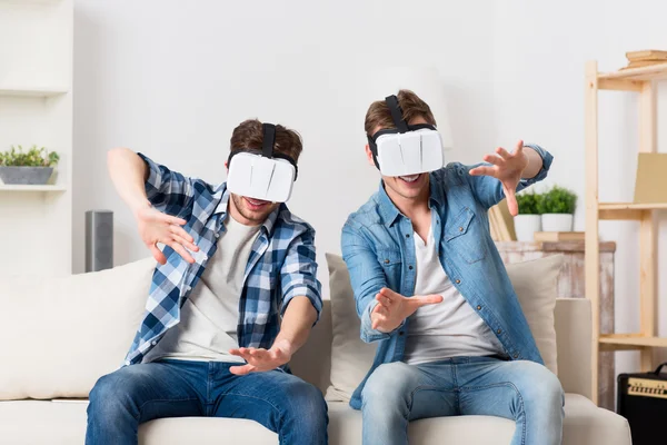 Chicos usando dispositivos de realidad virtual — Foto de Stock