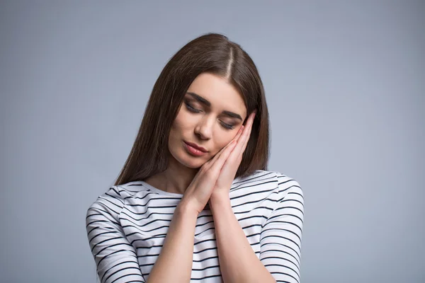 Angenehmes Mädchen schläft — Stockfoto