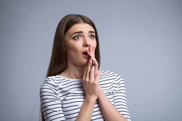 Erstauntes Mädchen zeigt sich überrascht — Stockfoto