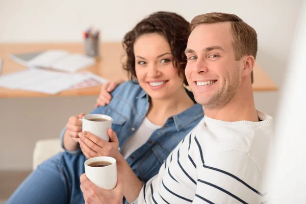 Casal agradável beber café — Fotografia de Stock