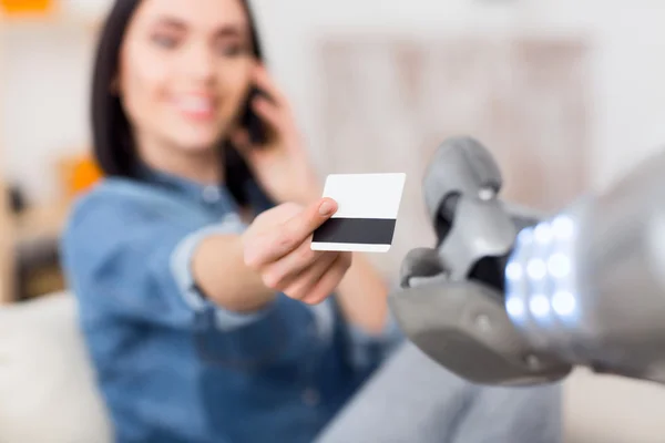 Dívka poskytující kreditní kartu robotovi — Stock fotografie