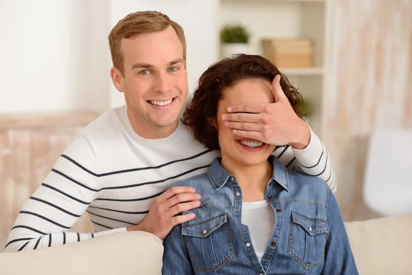 Glædelig fyr lukker øjnene på sin kæreste - Stock-foto
