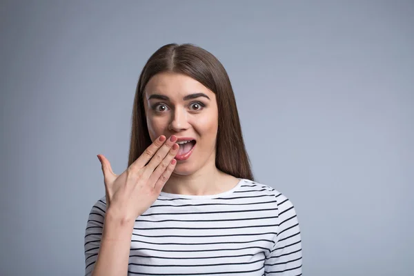 Charmant meisje dat positiviteit uitspreekt — Stockfoto