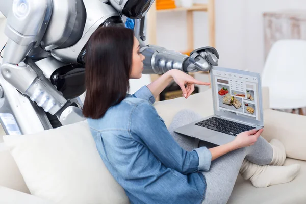 Ładna dziewczyna z robotem za pomocą laptopa — Zdjęcie stockowe