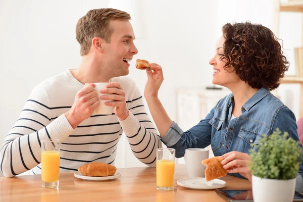Casal positivo tendo uma refeição — Fotografia de Stock