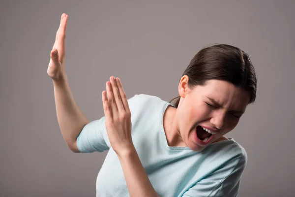 Cheerless ragazza in piedi isolato — Foto Stock