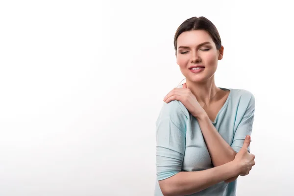 Ragazza in piedi su sfondo bianco — Foto Stock