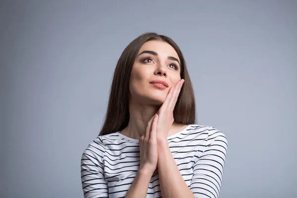 Charmant meisje staande geïsoleerd — Stockfoto