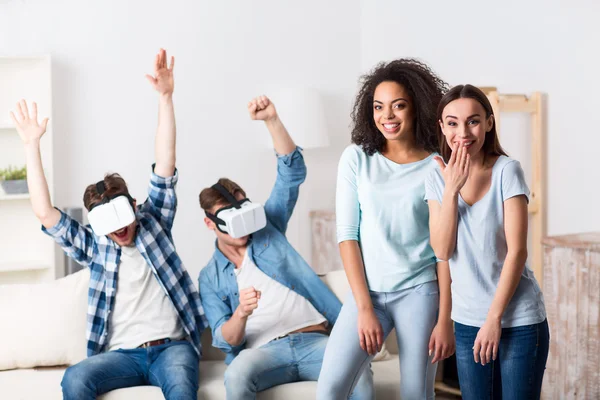 Amigos usando dispositivos de realidade virtual — Fotografia de Stock